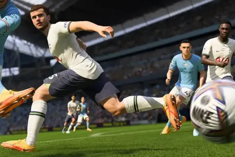 Jak strzelić mocno po ziemi w FIFA 22 i zaskoczyć przeciwnika